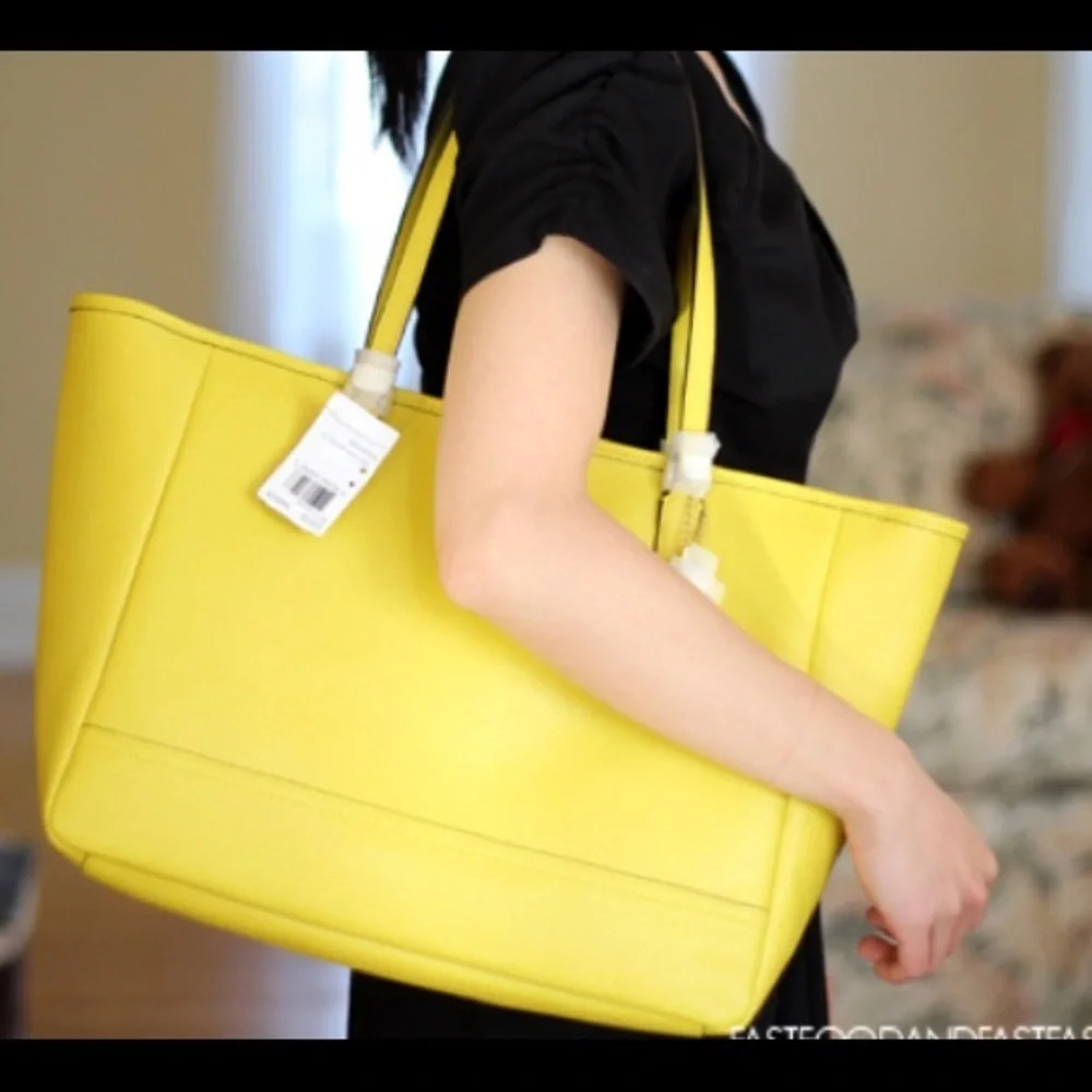 Coach leather zipper Neverfull tote w/metal tag
